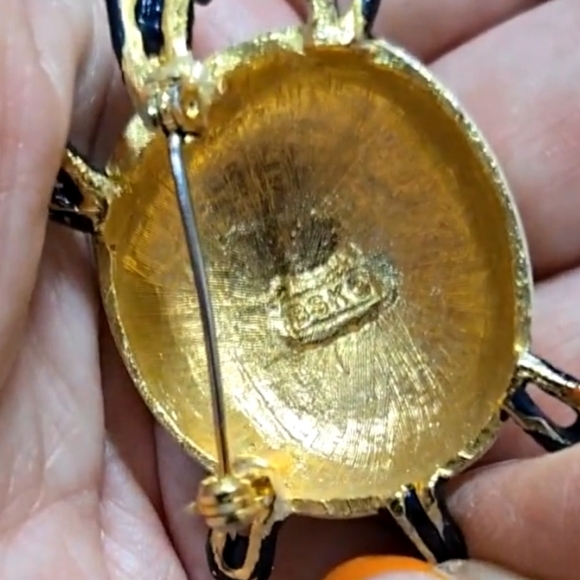 BSK Green and Cream Turtle Brooch - Picture 3 of 6